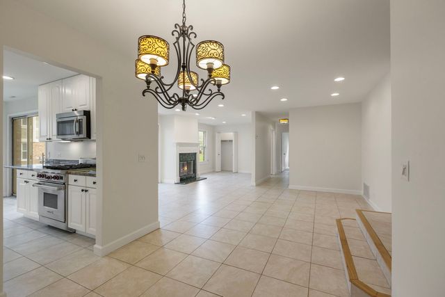 1255 Regency Court 1255, Vernon Hills, IL 60061