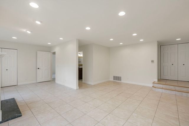 1255 Regency Court 1255, Vernon Hills, IL 60061