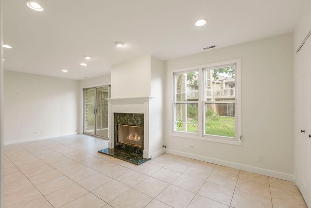 1255 Regency Court 1255, Vernon Hills, IL 60061