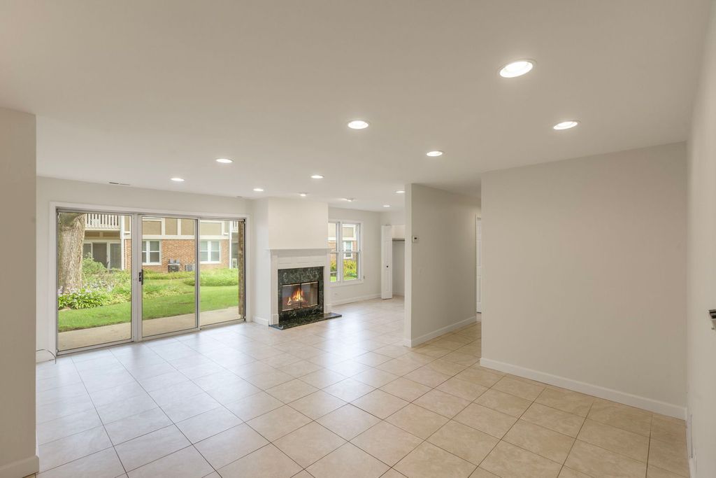 1255 Regency Court 1255, Vernon Hills, IL 60061 — photo 3