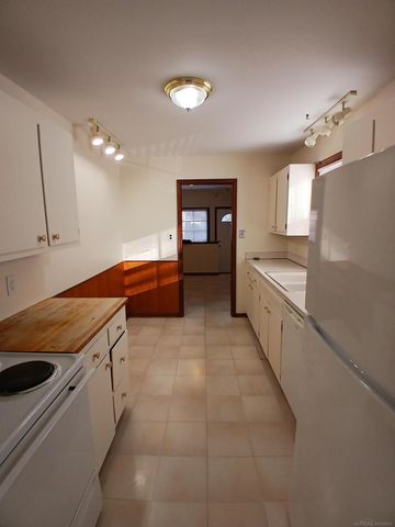 1000 Vernier Road, Grosse Pointe Woods, MI 48236