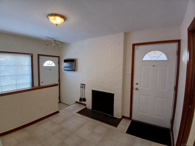 1000 Vernier Road, Grosse Pointe Woods, MI 48236