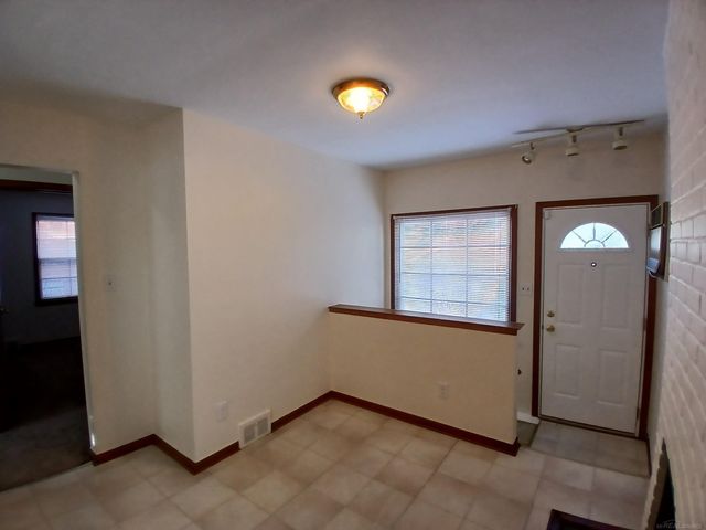 1000 Vernier Road, Grosse Pointe Woods, MI 48236