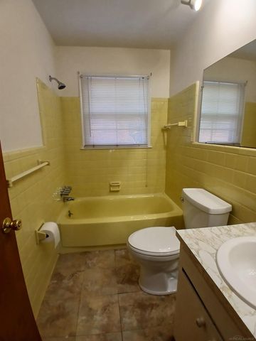 1000 Vernier Road, Grosse Pointe Woods, MI 48236