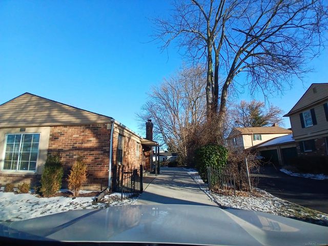 1000 Vernier Road, Grosse Pointe Woods, MI 48236