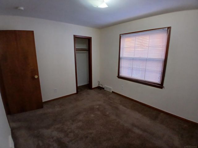 1000 Vernier Road, Grosse Pointe Woods, MI 48236