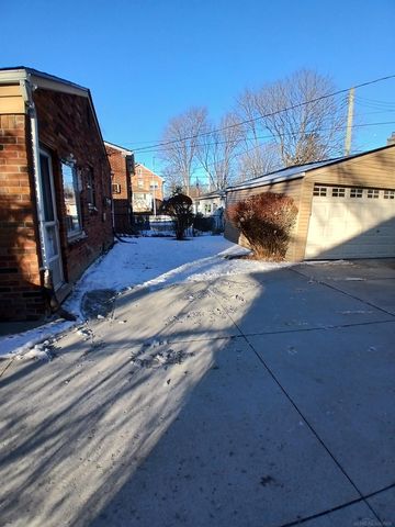 1000 Vernier Road, Grosse Pointe Woods, MI 48236