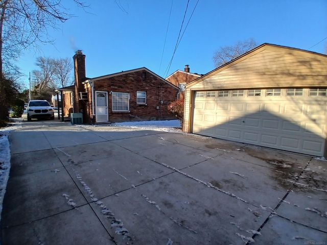 1000 Vernier Road, Grosse Pointe Woods, MI 48236