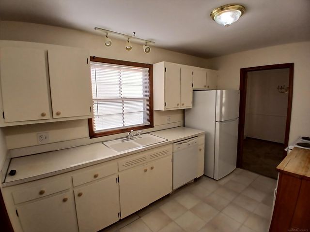 1000 Vernier Road, Grosse Pointe Woods, MI 48236