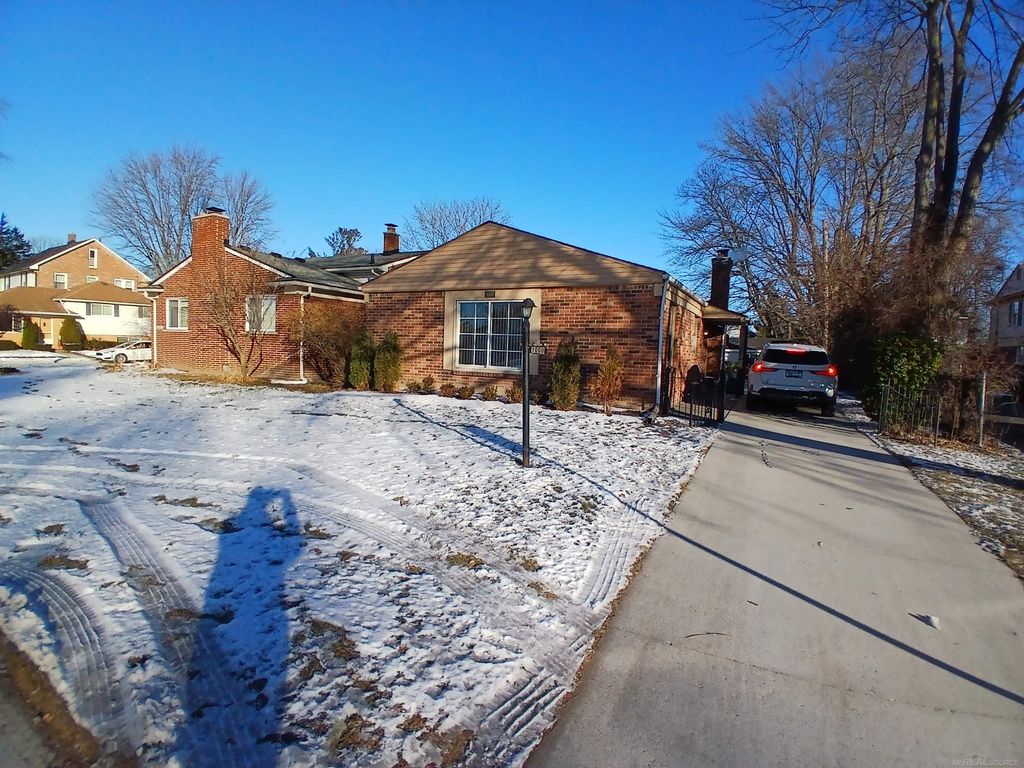 1000 Vernier Road, Grosse Pointe Woods, MI 48236
