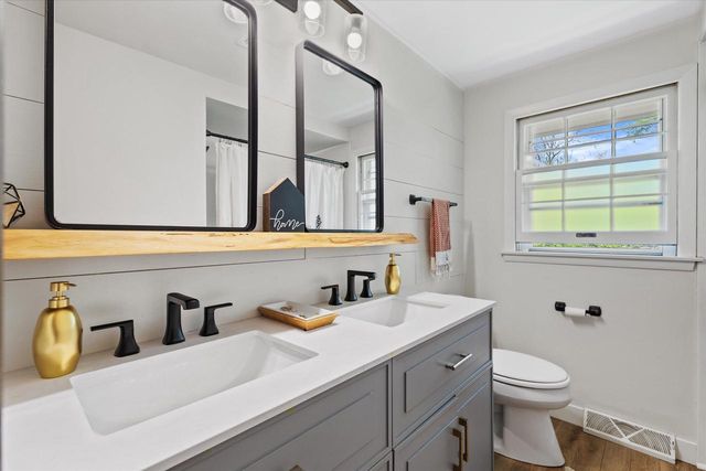 N86W15664 Shore Crest DRIVE, Menomonee Falls, WI 53051