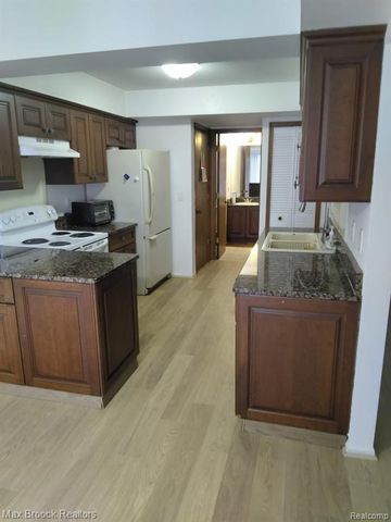 69 Meadow Wood Drive, Rochester Hills, MI 48307