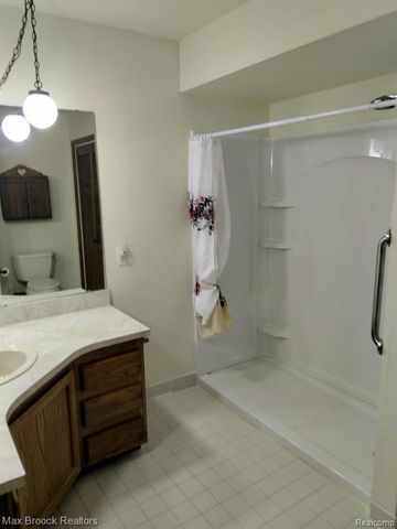 69 Meadow Wood Drive, Rochester Hills, MI 48307