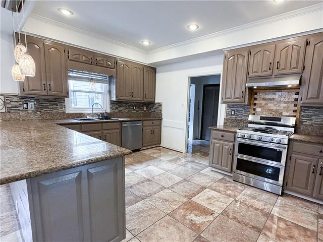 1900 Hickory Knot Court, Mobile, AL 36609