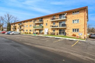 9430 Greenbriar Drive 2H, Hickory Hills, IL 60457