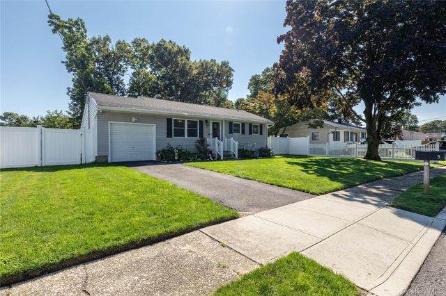 5 Norwalk Lane, Selden, NY 11784