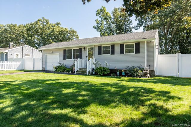 5 Norwalk Lane, Selden, NY 11784