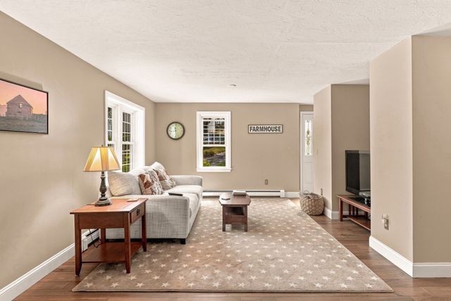 6 Meadowlark Ln, Bourne, MA 02562