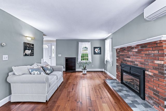 6 Meadowlark Ln, Bourne, MA 02562