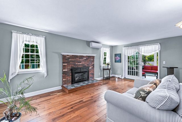 6 Meadowlark Ln, Bourne, MA 02562