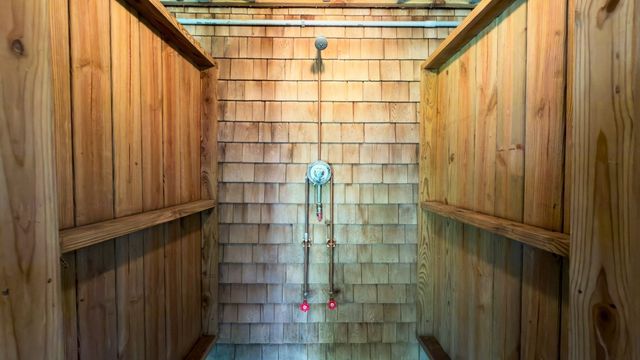 6 Meadowlark Ln, Bourne, MA 02562