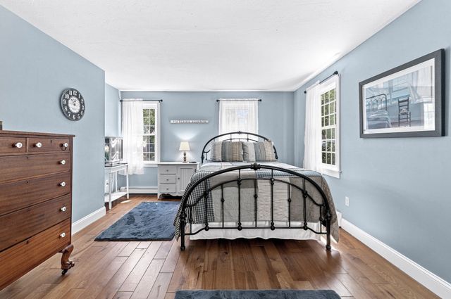 6 Meadowlark Ln, Bourne, MA 02562