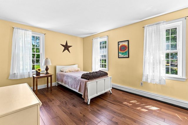 6 Meadowlark Ln, Bourne, MA 02562