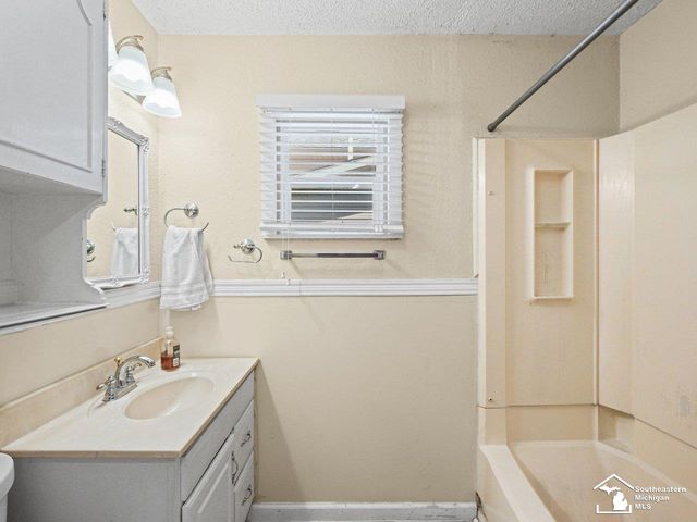 4346 4th Street, Luna Pier, MI 48157