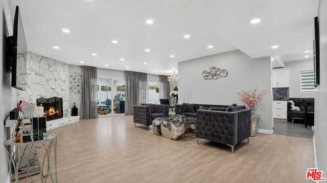 15829 Tupper Street, Los Angeles, CA 91343