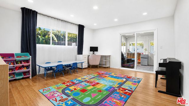 15829 Tupper Street, Los Angeles, CA 91343