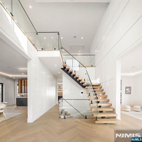 210 Hillcrest Drive, Paramus, NJ 07652