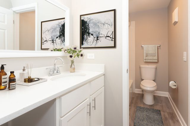 4400 W Lake Avenue 202B, Glenview, IL 60026