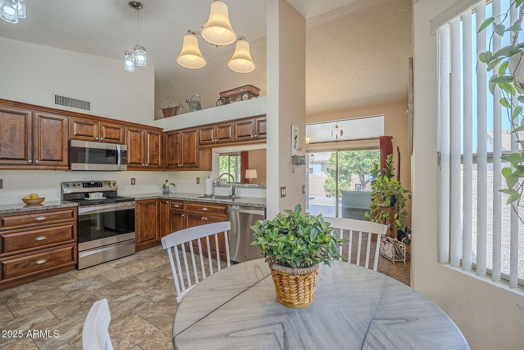 Image 2 of property listing at 1562 E GLENEAGLE Drive, Chandler, AZ 85249