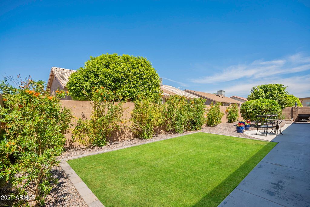 Image 39 of property listing at 1562 E GLENEAGLE Drive, Chandler, AZ 85249