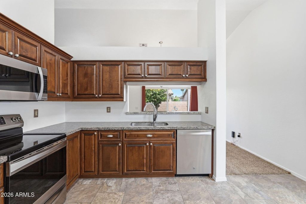 Image 5 of property listing at 1562 E GLENEAGLE Drive, Chandler, AZ 85249