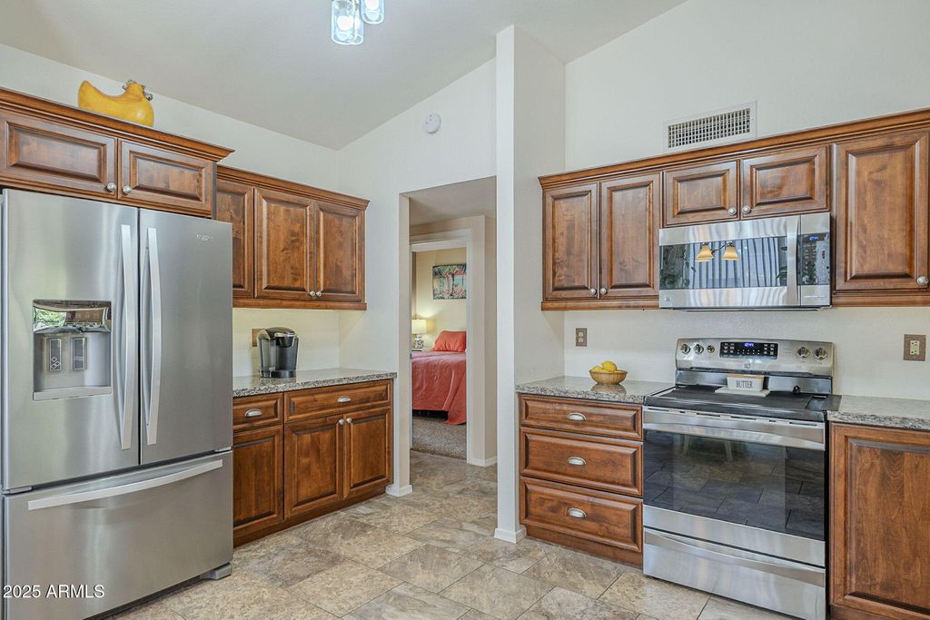 Image 7 of property listing at 1562 E GLENEAGLE Drive, Chandler, AZ 85249