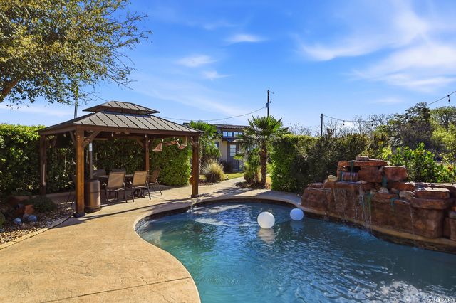 138 Private Road 4703, Castroville, TX 78009