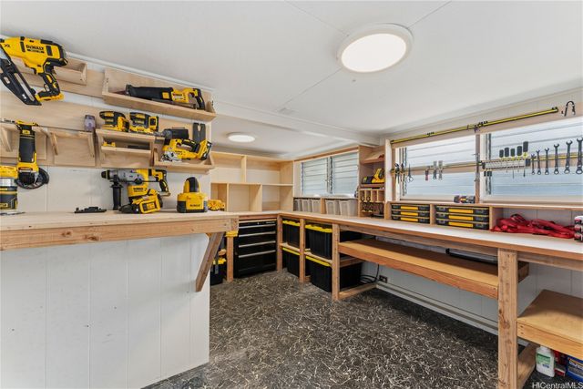 6085 Manukapu Place, Honolulu, HI 96821