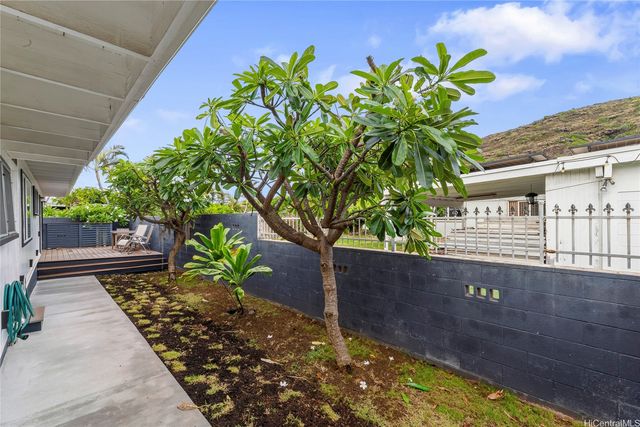 6085 Manukapu Place, Honolulu, HI 96821