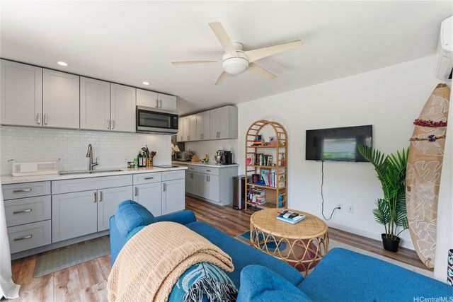 6085 Manukapu Place, Honolulu, HI 96821