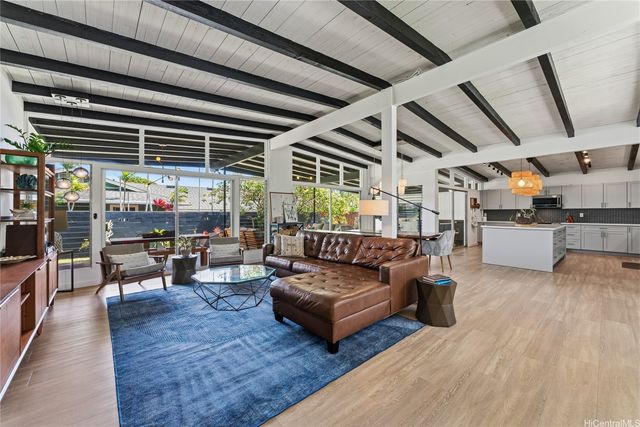 6085 Manukapu Place, Honolulu, HI 96821