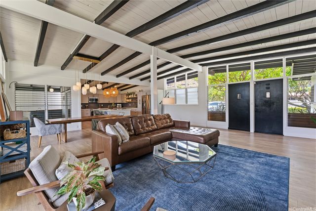 6085 Manukapu Place, Honolulu, HI 96821