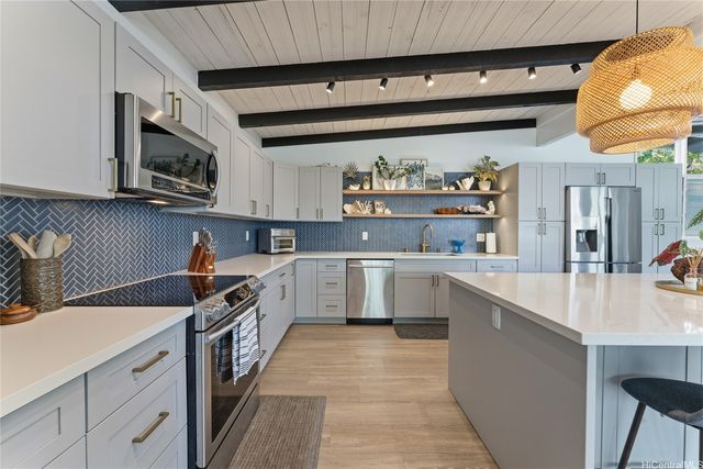 6085 Manukapu Place, Honolulu, HI 96821