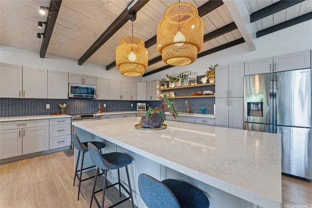 6085 Manukapu Place, Honolulu, HI 96821