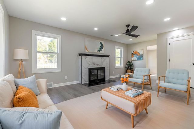 401 S Lake Terrace, Mundelein, IL 60060