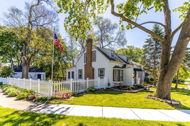 401 S Lake Terrace, Mundelein, IL 60060