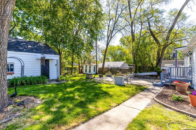 401 S Lake Terrace, Mundelein, IL 60060