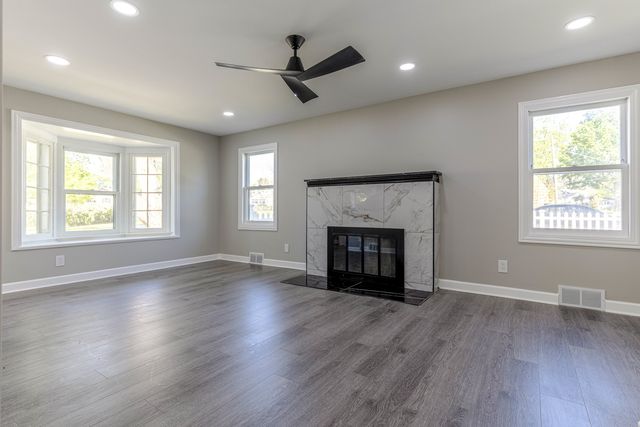 401 S Lake Terrace, Mundelein, IL 60060