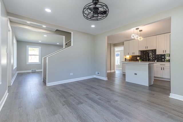 401 S Lake Terrace, Mundelein, IL 60060