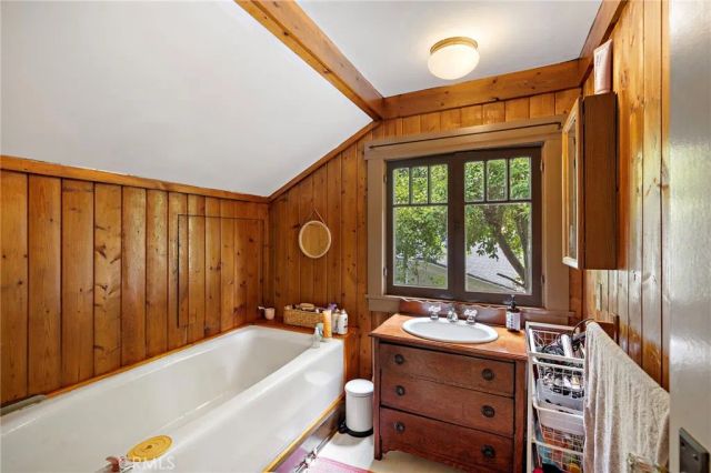 1560 Galen Drive, Laguna Beach, CA 92651